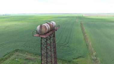 Su kulesi. Eski bir köy komünal iletişimi..