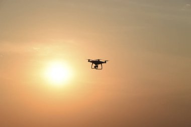 Quadrocopters siluet güneşin arka planı