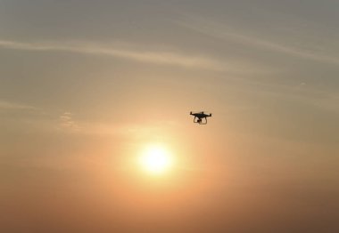 Quadrocopters siluet güneşin arka planı