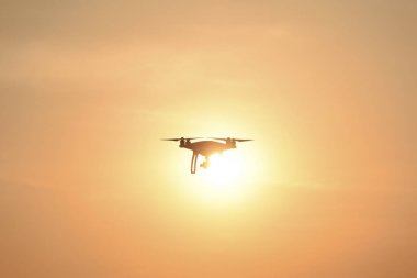 Quadrocopters siluet güneşin arka planı