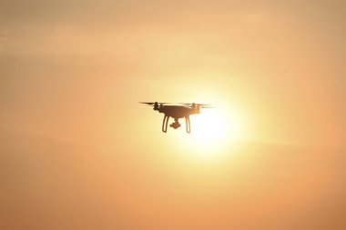 Quadrocopters siluet güneşin arka planı