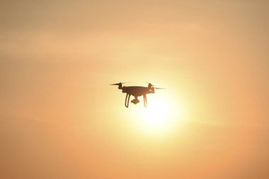 Quadrocopters siluet güneşin arka planı