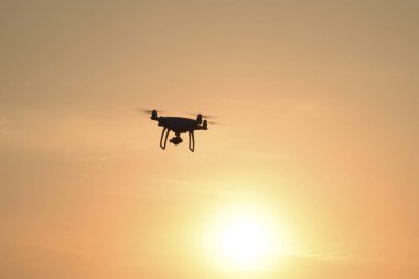 Quadrocopters siluet güneşin arka planı
