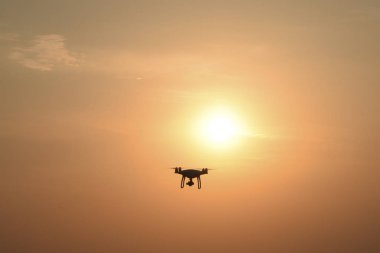 Quadrocopters siluet güneşin arka planı