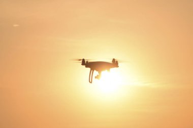 Quadrocopters siluet güneşin arka planı
