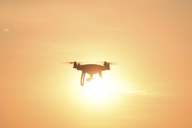 Quadrocopters siluet güneşin arka planı