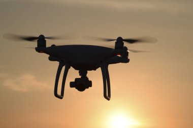 Quadrocopters siluet güneşin arka planı