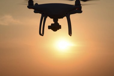 Quadrocopters siluet güneşin arka planı