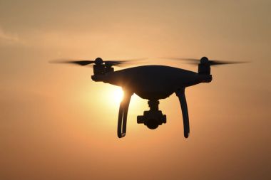 Quadrocopters siluet güneşin arka planı