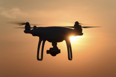 Quadrocopters siluet güneşin arka planı