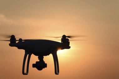 Quadrocopters siluet güneşin arka planı