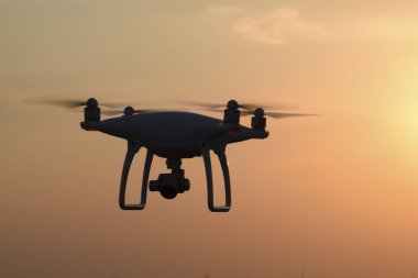 Quadrocopters siluet güneşin arka planı