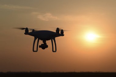 Quadrocopters siluet güneşin arka planı
