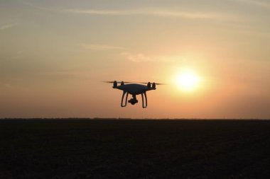 Quadrocopters siluet güneşin arka planı