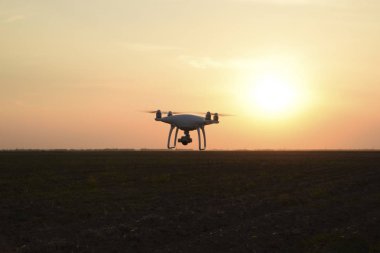 Quadrocopters siluet güneşin arka planı