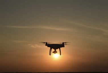 Quadrocopters siluet güneşin arka planı