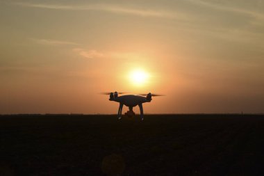 Quadrocopters siluet güneşin arka planı