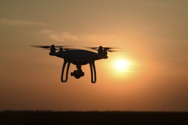 Quadrocopters siluet güneşin arka planı