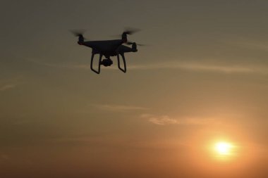 Quadrocopters siluet güneşin arka planı