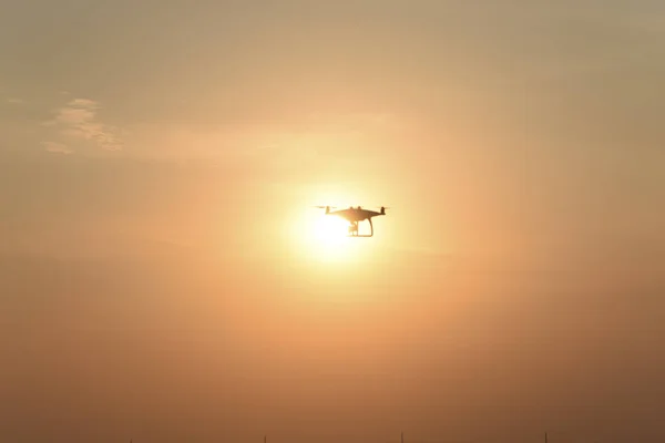 Quadrocopter Silhouette vor dem Hintergrund des Sonnenuntergangs — Stockfoto