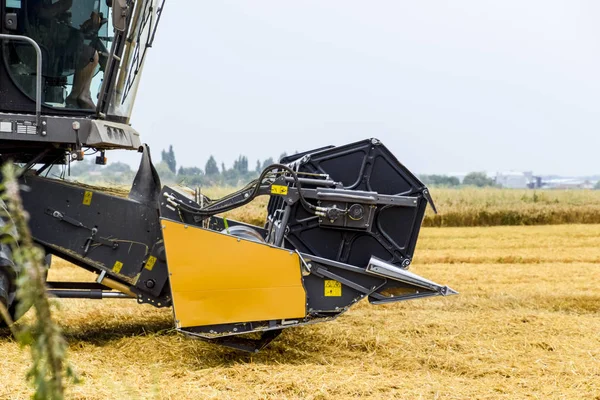 Harvesting Wheat Combine Harvester Field Ripe Wheat Agricultural Machinery — Stock Photo, Image