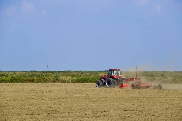 Mező Melletti Krasnodar Oroszország Augusztus 2016 Egy Traktor Egy Földgyalu — Stock Fotó