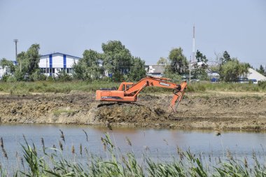 Ekskavatör taş ocağı kil kil ile kazıyor. Kil çıkarımı.