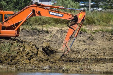 Ekskavatör taş ocağı kil kil ile kazıyor. Kil çıkarımı.