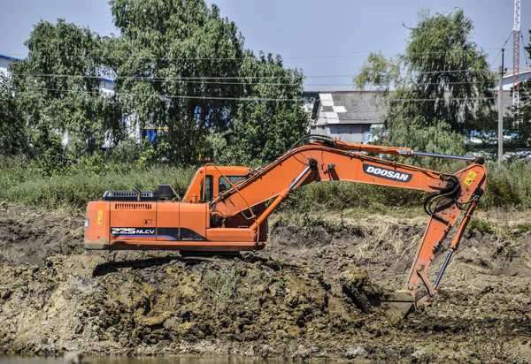 克拉斯诺达尔 俄罗斯 2016年6月27日 挖掘机挖掘粘土在采石场与粘土 粘土的提取 — 图库照片