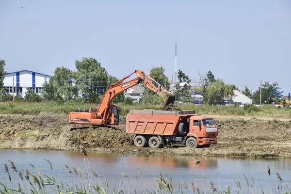 Krasnodar Rusia Junio 2016 Excavadora Vierte Arcilla Cuerpo Del Camión — Foto de Stock