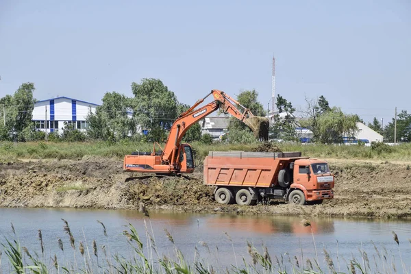 俄罗斯克拉斯诺达尔 2016年6月27日 挖掘机将粘土倒入卡车车身 采石场与黏土 — 图库照片