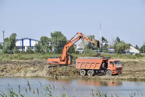 Krasnodar Rusia Junio 2016 Excavadora Vierte Arcilla Cuerpo Del Camión — Foto de Stock