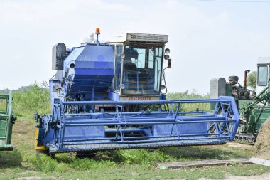 Hasat toplama kombaynları. Tarım makineleri.