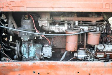 Poltavskaya Köyü, Rusya - 6 Eylül 2017: eski bir traktör ekipman ile motor.