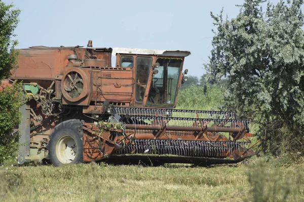 古いさびたコンバイン 収穫機農業機械を組み合わせます 穀物収穫機 — ストック写真