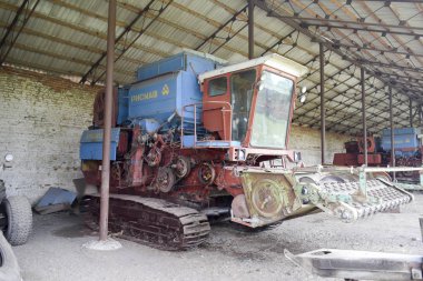 Pirinç üstbilgi. Pirinç hasat. Tarım makineleri