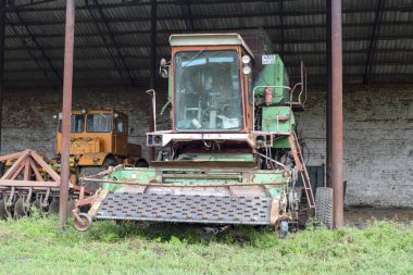 Pirinç üstbilgi. Pirinç hasat. Tarım makineleri