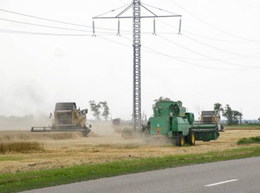 Combain buğday ürün üzerinde toplar. Alanında Tarım makineleri.