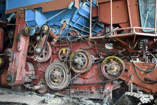 Rotary hasat torum başlık altında birleştirmek. Ayrıntılar ve deniz mili. Biçerdöver traktörler birleştirin. Tahıl ürünleri ürün toplama makinesi.