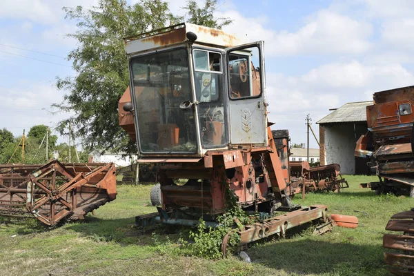 Oude rusty gedemonteerd combineren harvester. — Stockfoto