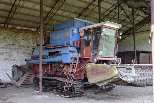 Заголовок рису. Рисовий комбайн. Сільськогосподарська техніка — стокове фото