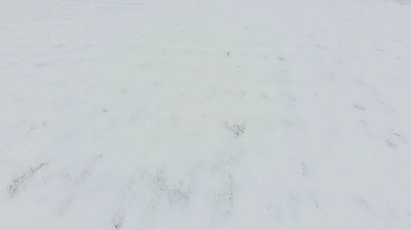 顶视图的犁过的田野 在冬天 一片麦田在雪中 — 图库照片