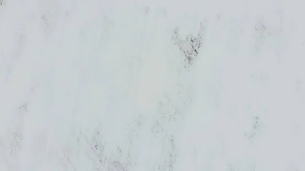 Vista superior de un campo arado en invierno. Un campo de trigo en la nieve — Foto de Stock