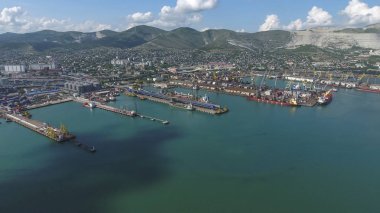 Endüstriyel Limanı üstten görünüm. Bağlantı noktası Vinçler ve kargo gemileri ve mavna. Yükleme ve sevkiyat limanında kargonun. Deniz kargo liman manzaralı bir kuş bakışı.