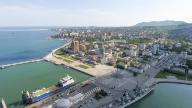 Üstten Görünüm marina ve Novorossiysk iskele. Liman kenti kentsel peyzaj.