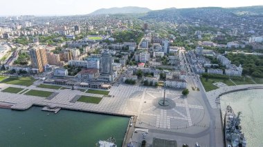 Üstten Görünüm marina ve Novorossiysk iskele. Liman kenti kentsel peyzaj.