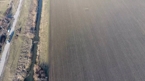 Il canale del livello inferiore del sistema di irrigazione dei campi. Infrastrutture per la coltivazione del riso — Foto Stock