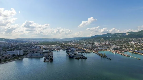 Endüstriyel Limanı Üstten Görünüm Bağlantı Noktası Vinçler Kargo Gemileri Mavna — Stok fotoğraf