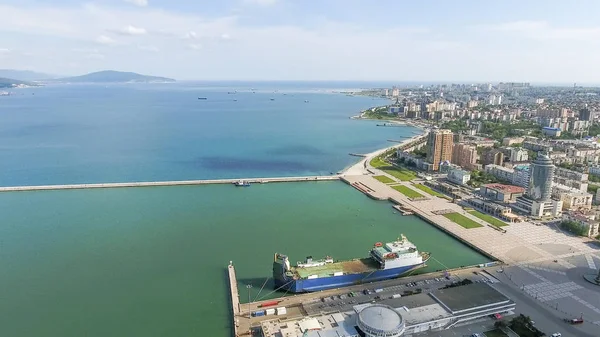 マリーナ ノヴォロシースクの岸壁の平面図です 港市の都市景観 — ストック写真