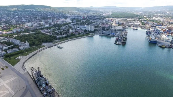 Blick von oben auf den Yachthafen und den Kai von Noworossijsk — Stockfoto